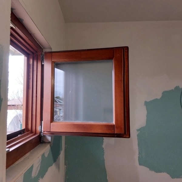 Tömörfa 92mm beépítési mélységű fürdőszoba ablak.